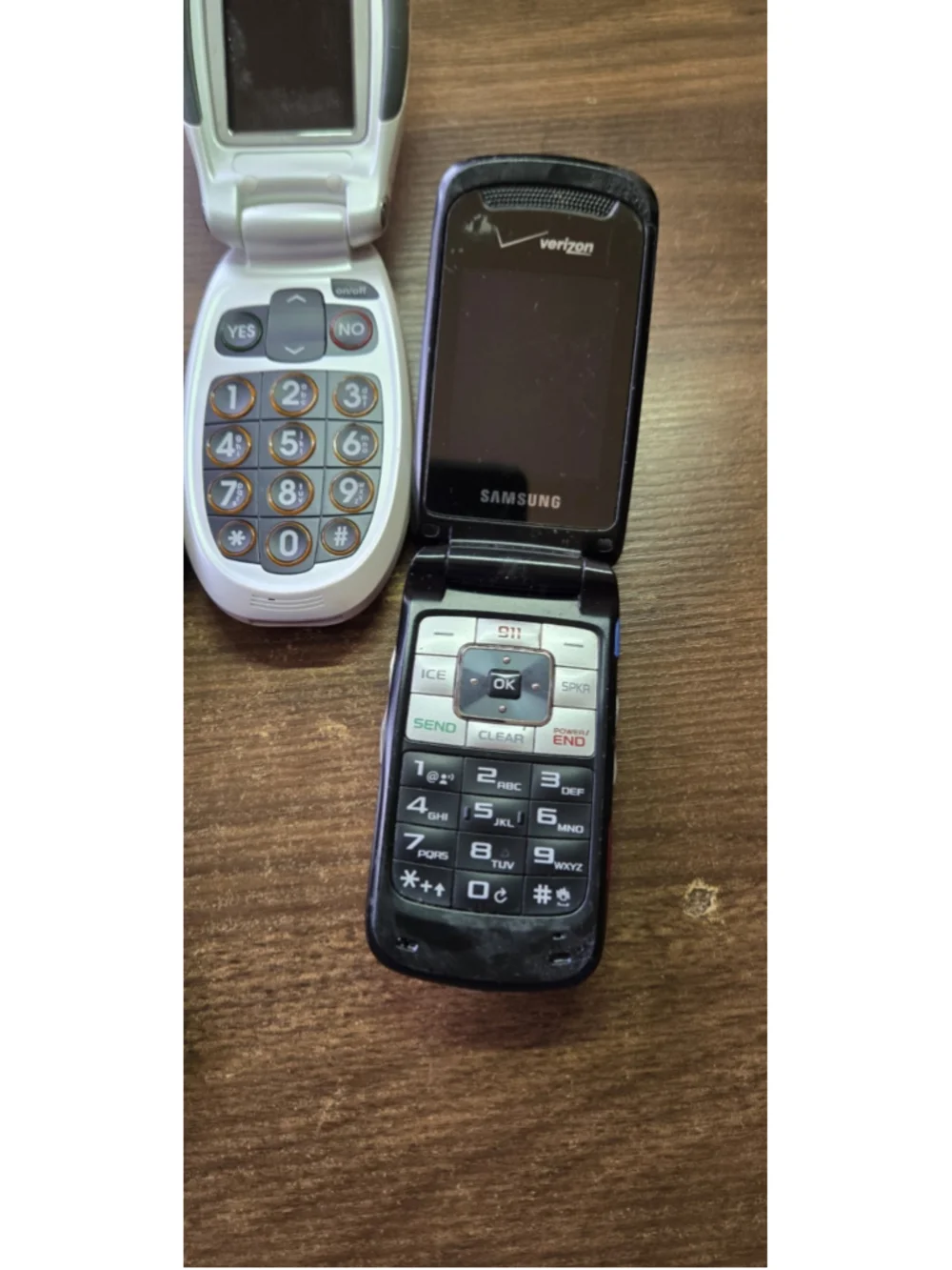 Vintage Lot of 4 Different Old Flip Cellphones Samsung, Sanyo, Motorola